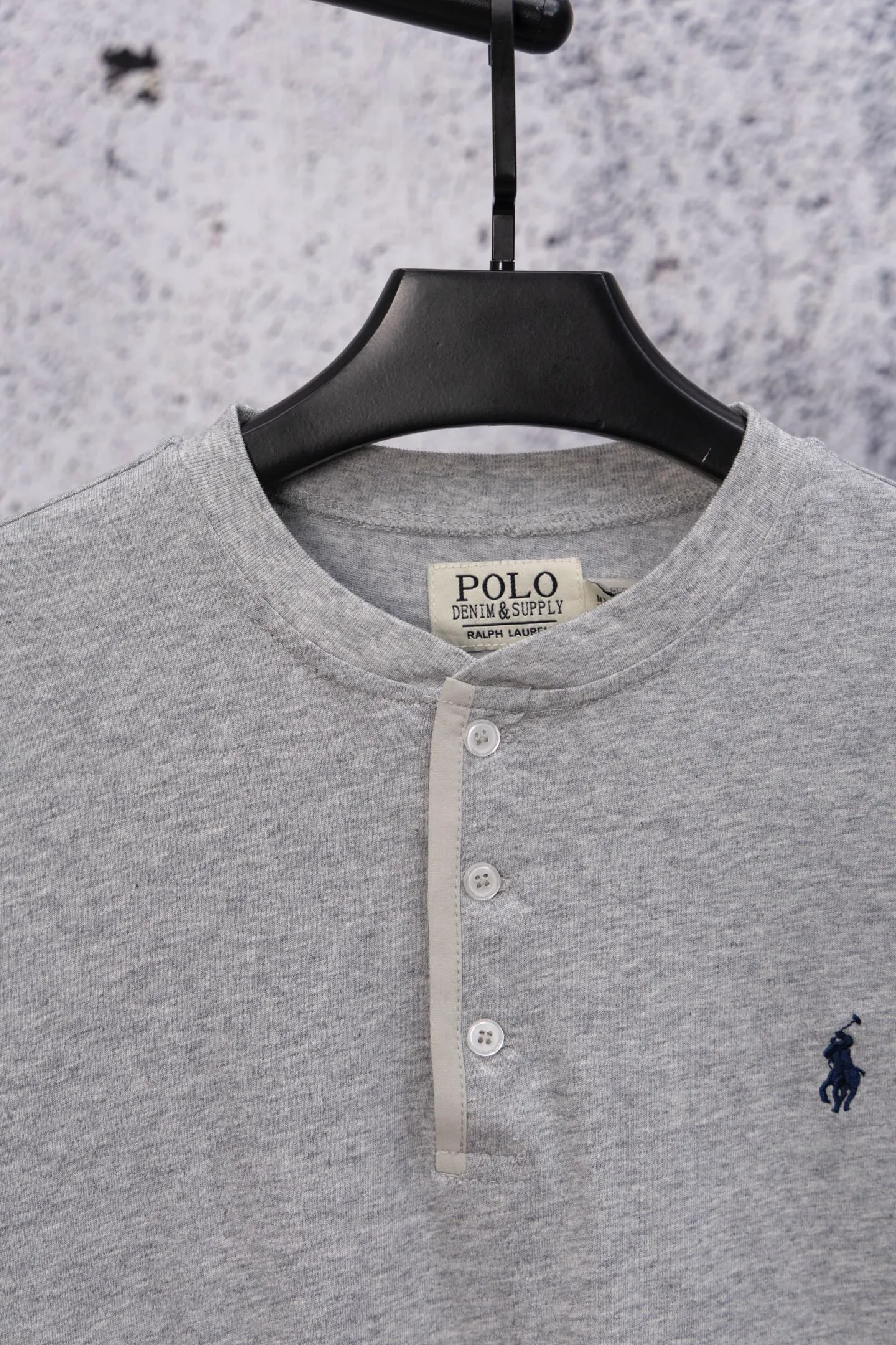 P180 RALPH LAUREN/Ralph Lauren 25fw war horse embroidered buttoned long-sleeved T-shirt with a sense of vitality and relaxation, middle-class old money style old money style Henry shirt War horse Henry shirt, a very rare series, a day of relaxation for the middle-class old money, this season is just right. Simple, refreshing, comfortable and easy to wear. Clean it up and you will be full of energy all day long. Size: S-XL Color: Gray White